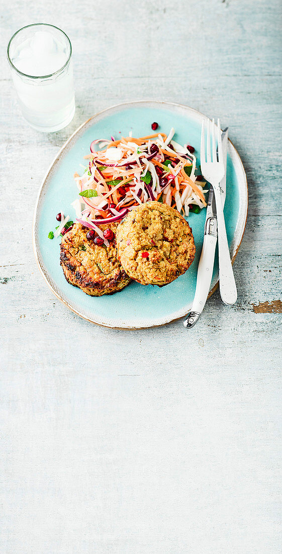 Miso-Burger dazu Krautsalat mit Minze und Granatapfel