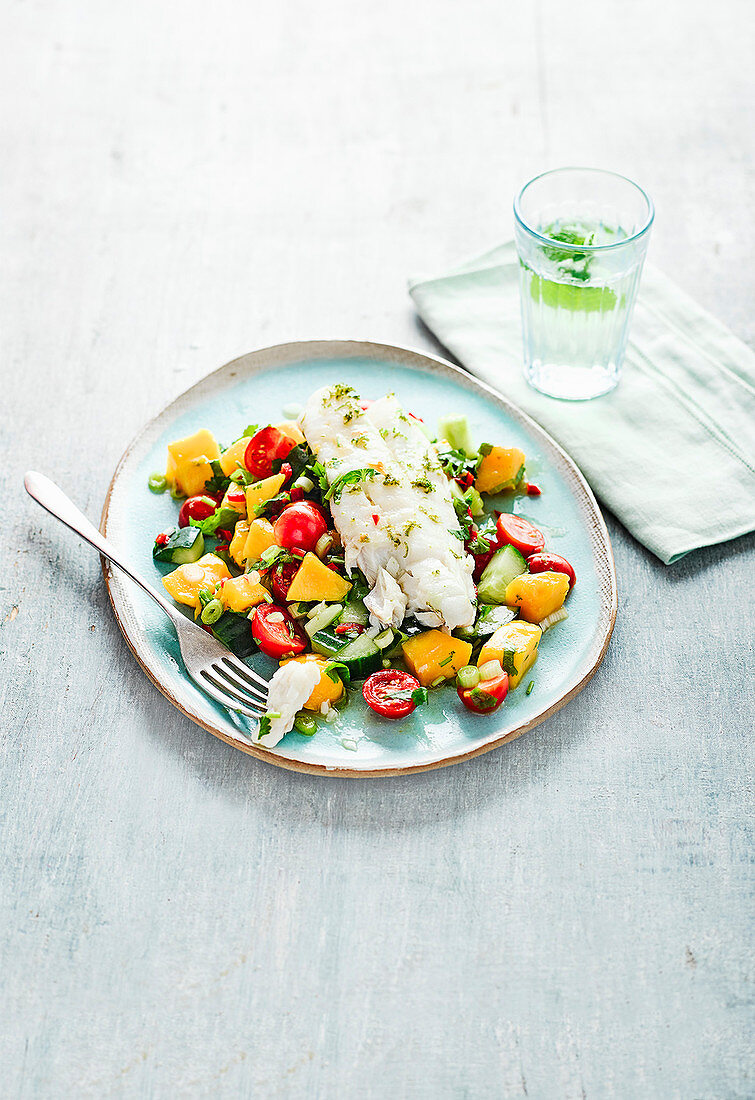 Kabeljau dazu Gurken-Mango-Salat mit Avocado und Tomaten