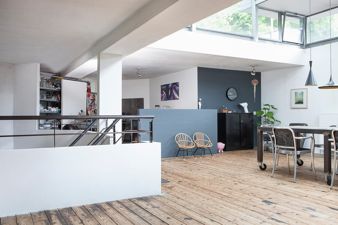 Blick auf Essbereich in Loft-Wohnung mit Holzdielenboden