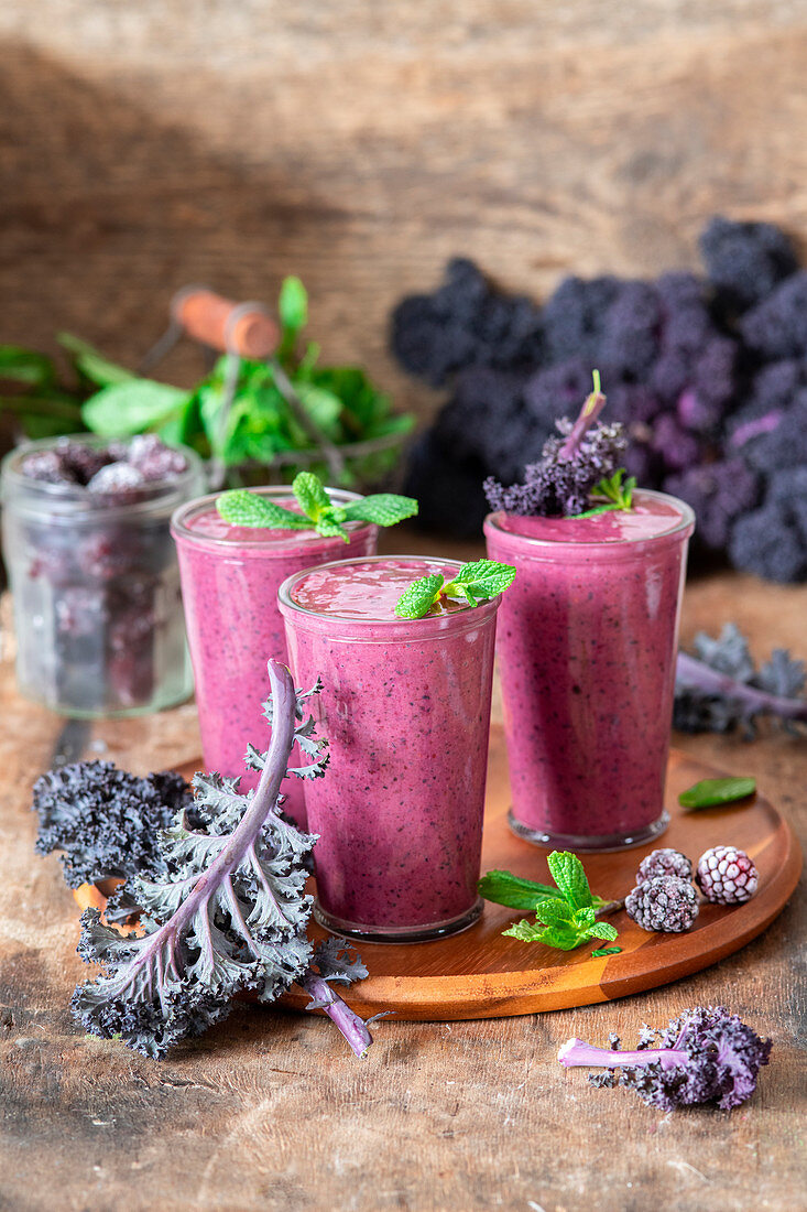 Smoothie mit violettem Grünkohl und Brombeeren