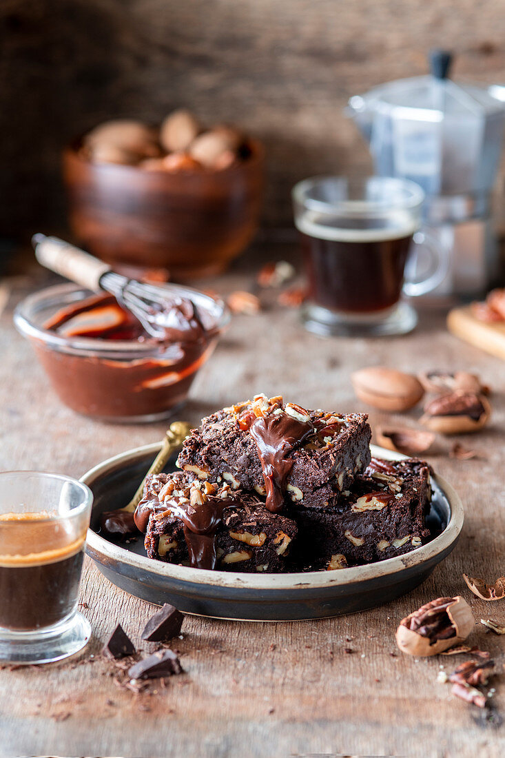 Brownie mit Karamell und Pekannüssen