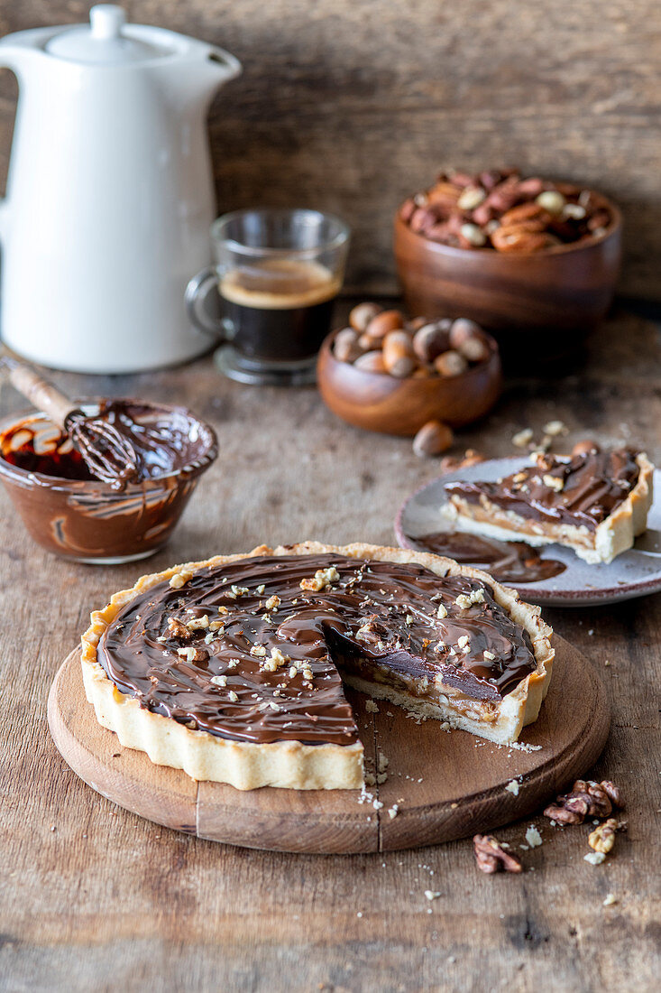 Schokoladen-Karamell-Tarte mit Nüssen