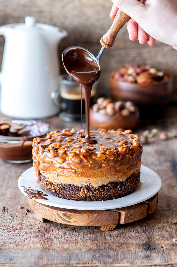 Snickers-Käsekuchen mit Schokoladenglasur