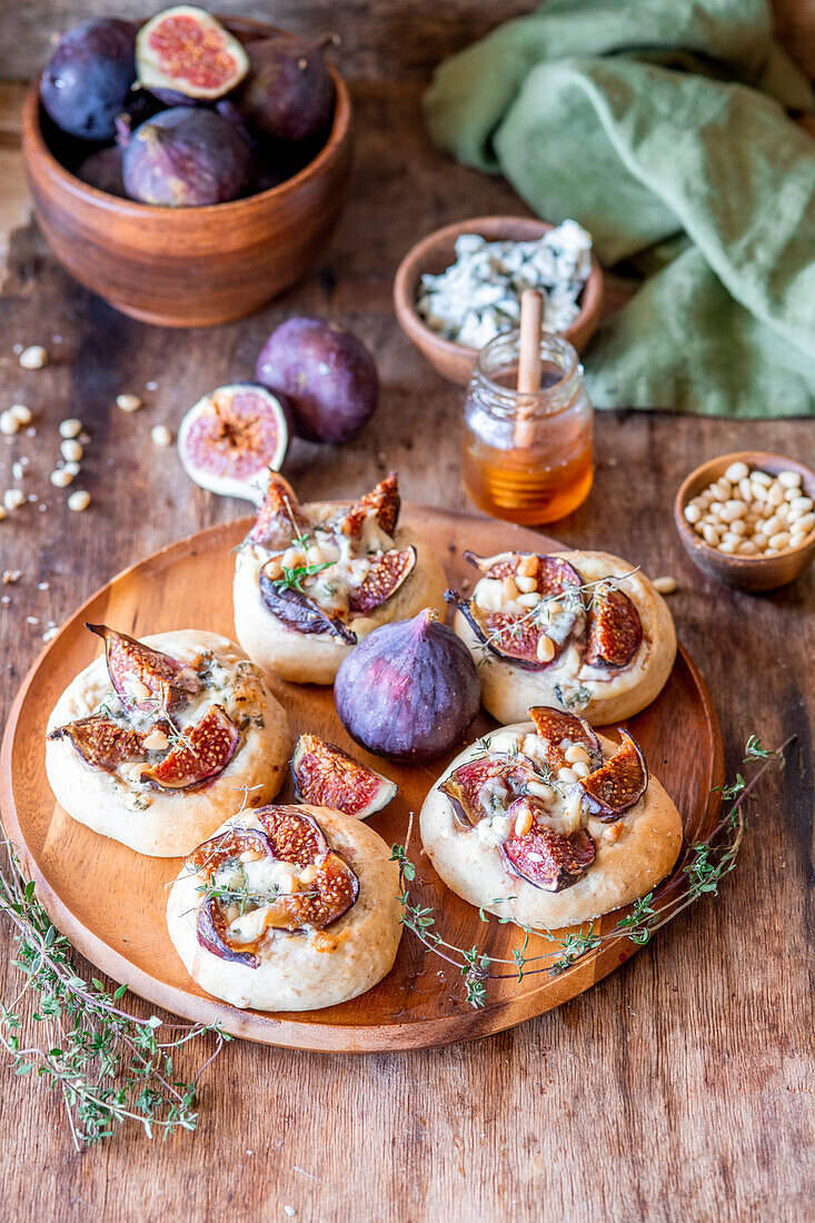 Bread roll with figs, blue cheese and honey
