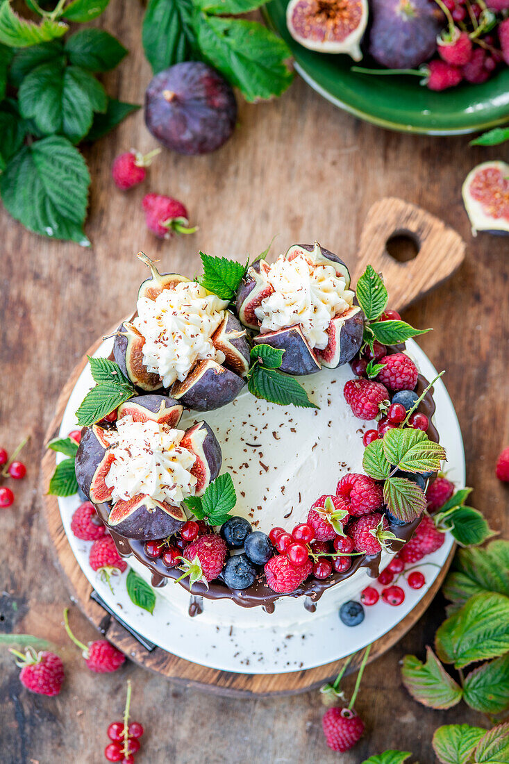 Buttercremetorte mit Feigen und Beeren