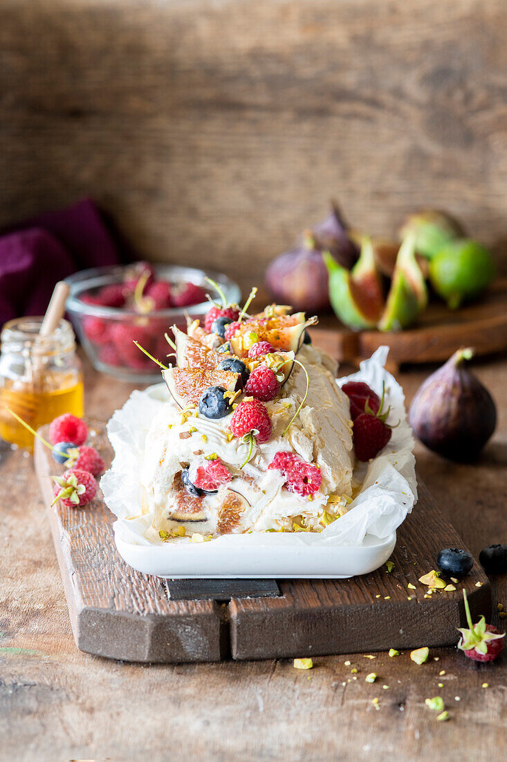 Baiserrolle mit Feigen und Beeren