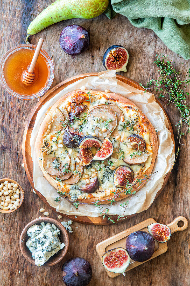 Fig pizza with pear and blue cheese