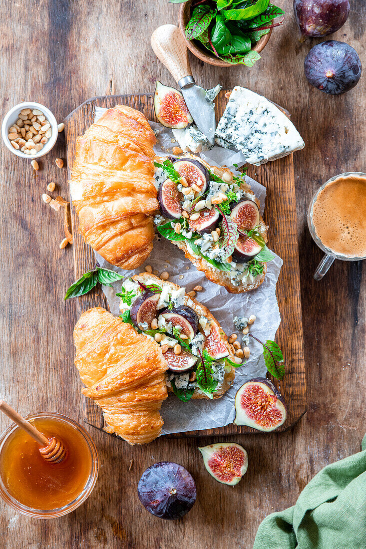 Croissants mit Feigen, Blauschimmelkäse und Honig