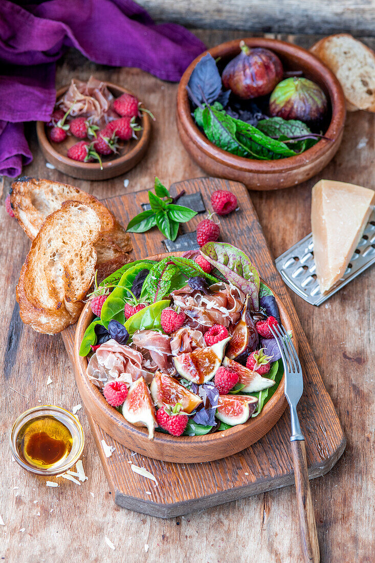 Salad with figs, prosciutto, and raspberries