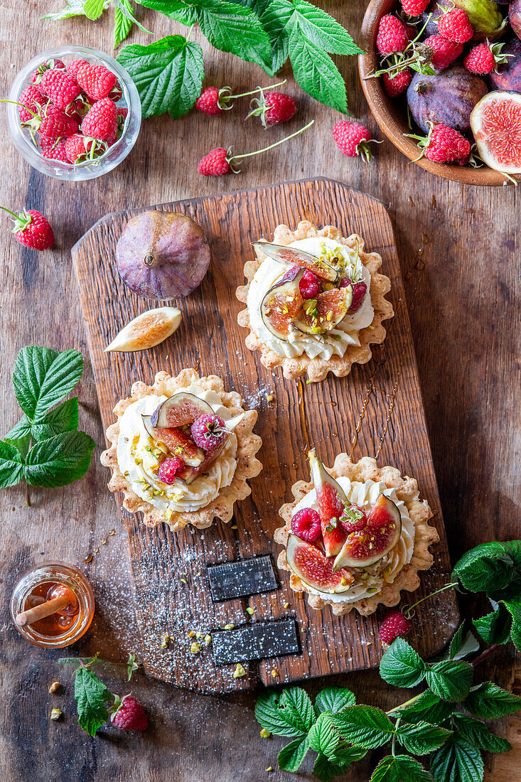 Fig tartlets with mascarpone and honey