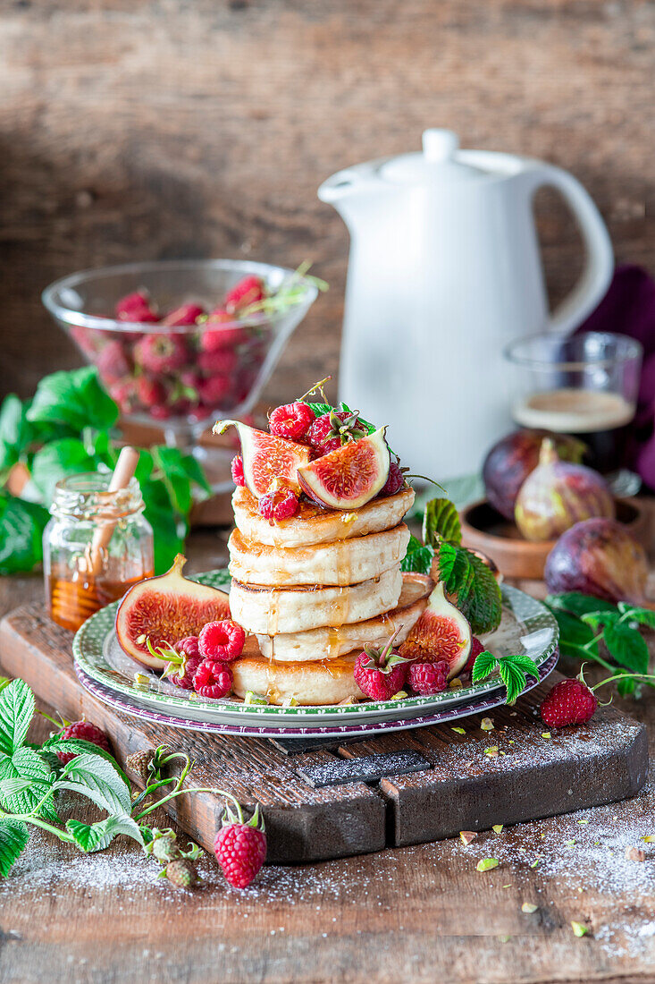 Pancakes mit Feigen und Himbeeren