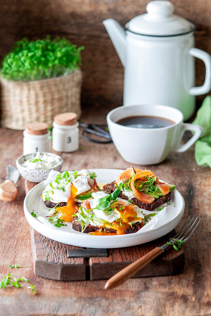 Belegtes Brot mit Lachs und pochierten Eiern