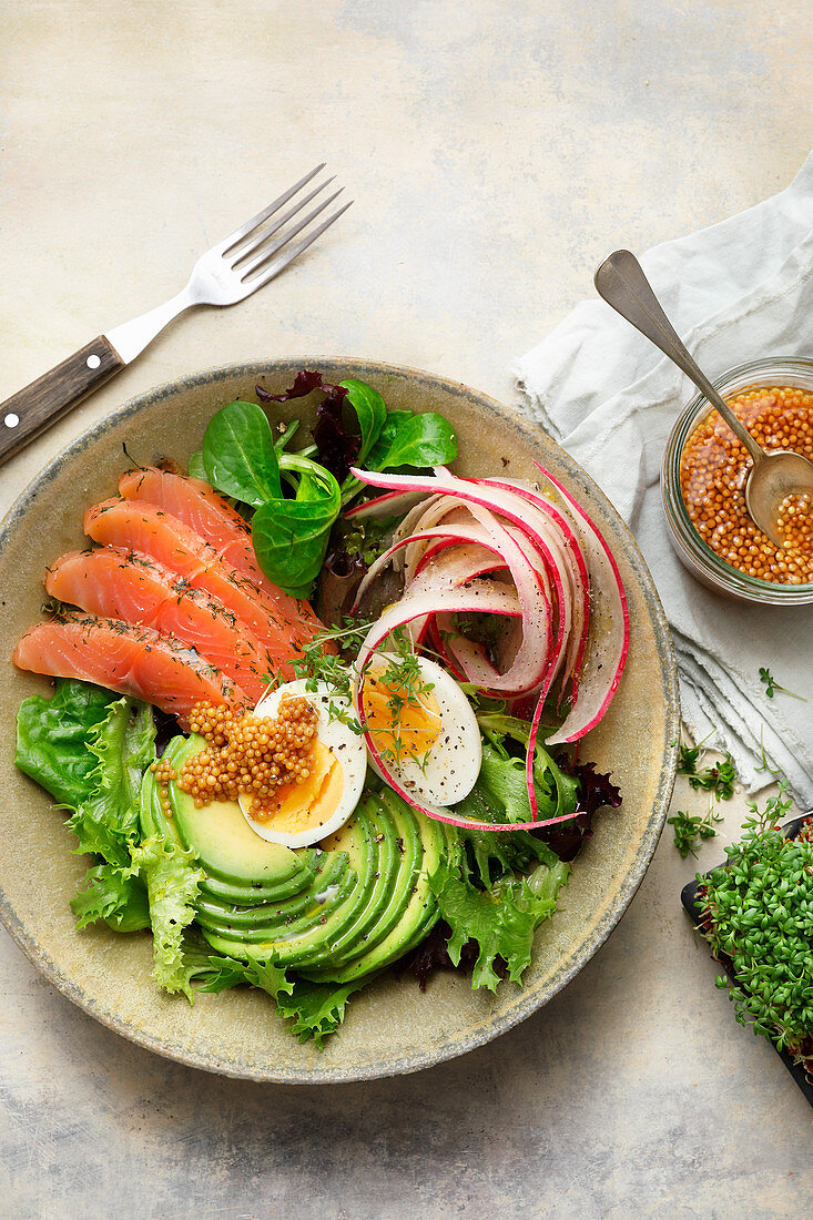 Salat-Bowl mit Lachs und Avocado