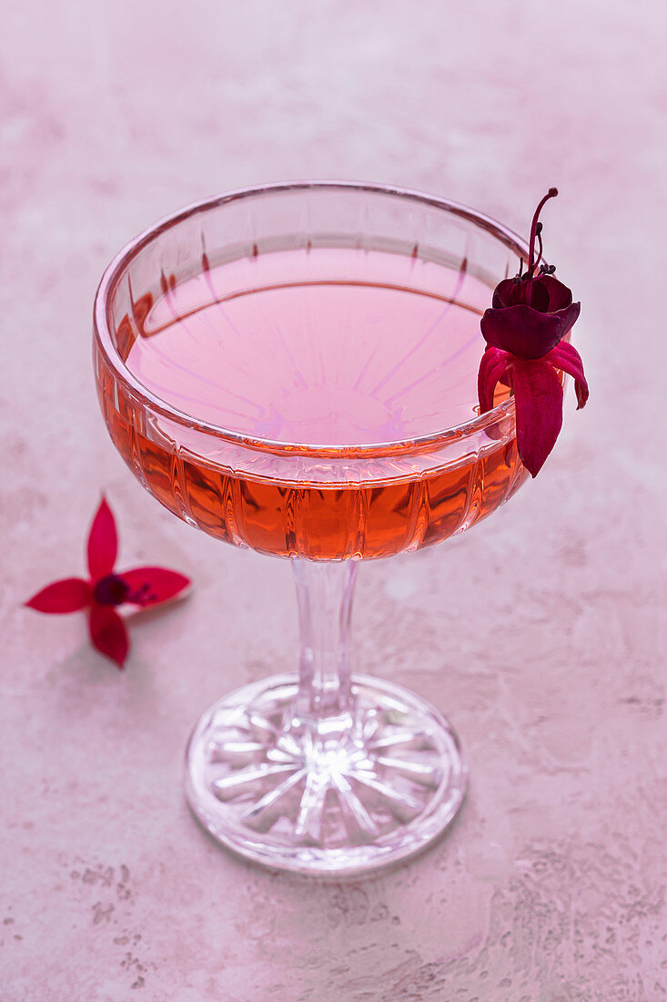 Orangendrink mit Hibiskusblüte