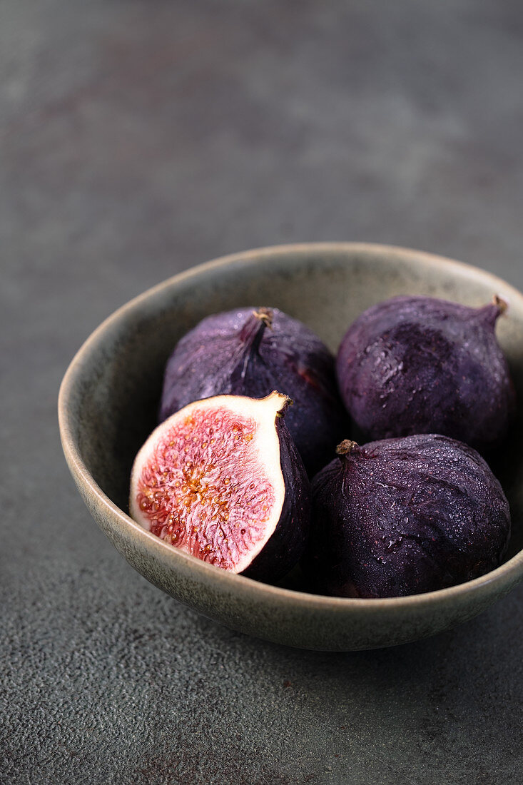 Fresh figs in the bowl