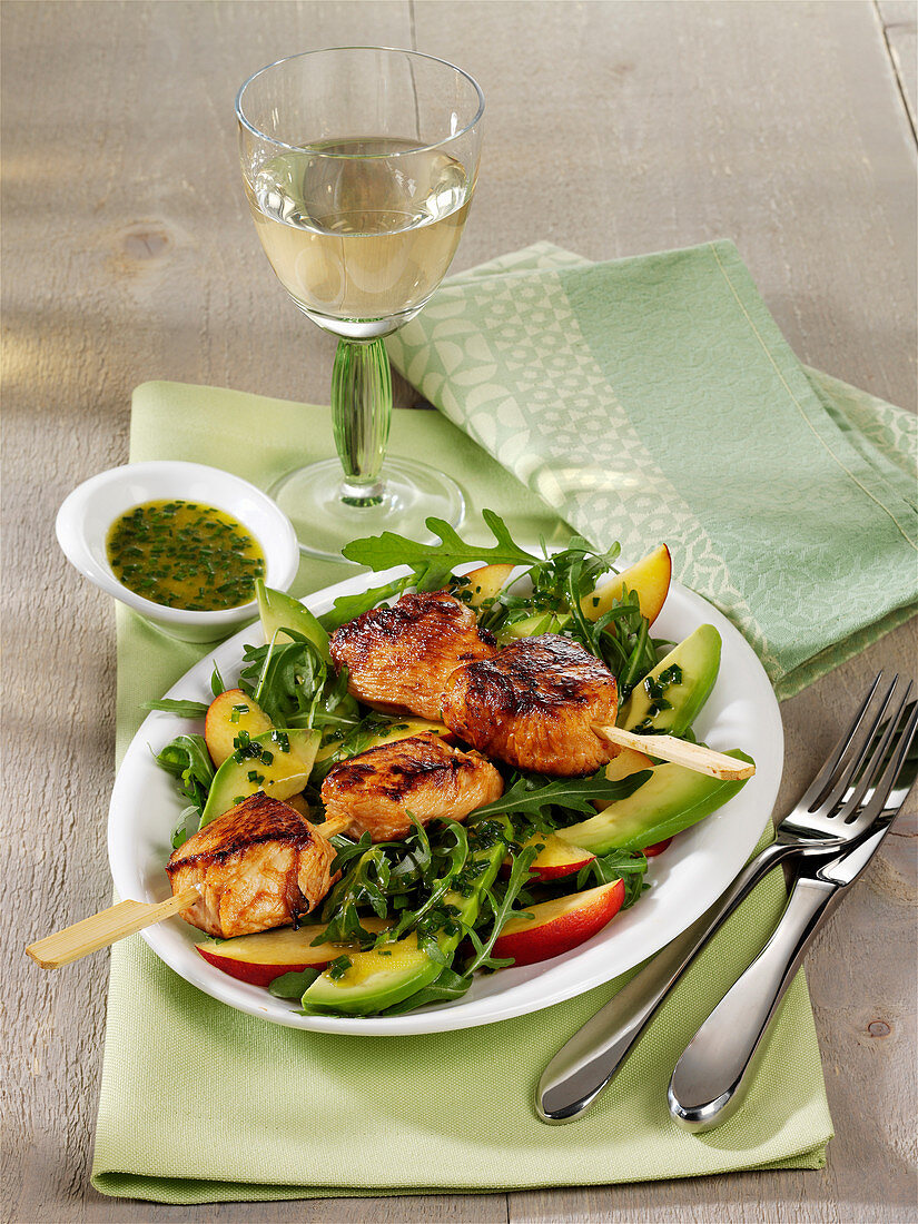 Chicken skewers with rocket, peach and avocado