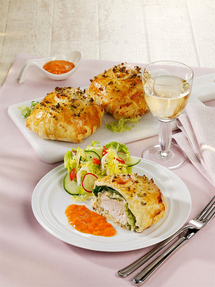 Chicken parcels with lettuce and pepper sauce