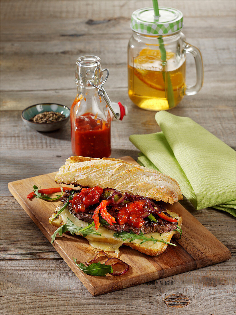 Gegrilltes Käse-Steak-Sandwich mit hausgemachtem Ketchup