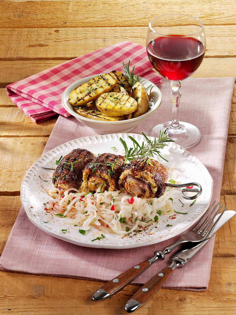 Gegrillte Rouladenspieße mit Rettich-Radieschen-Salat