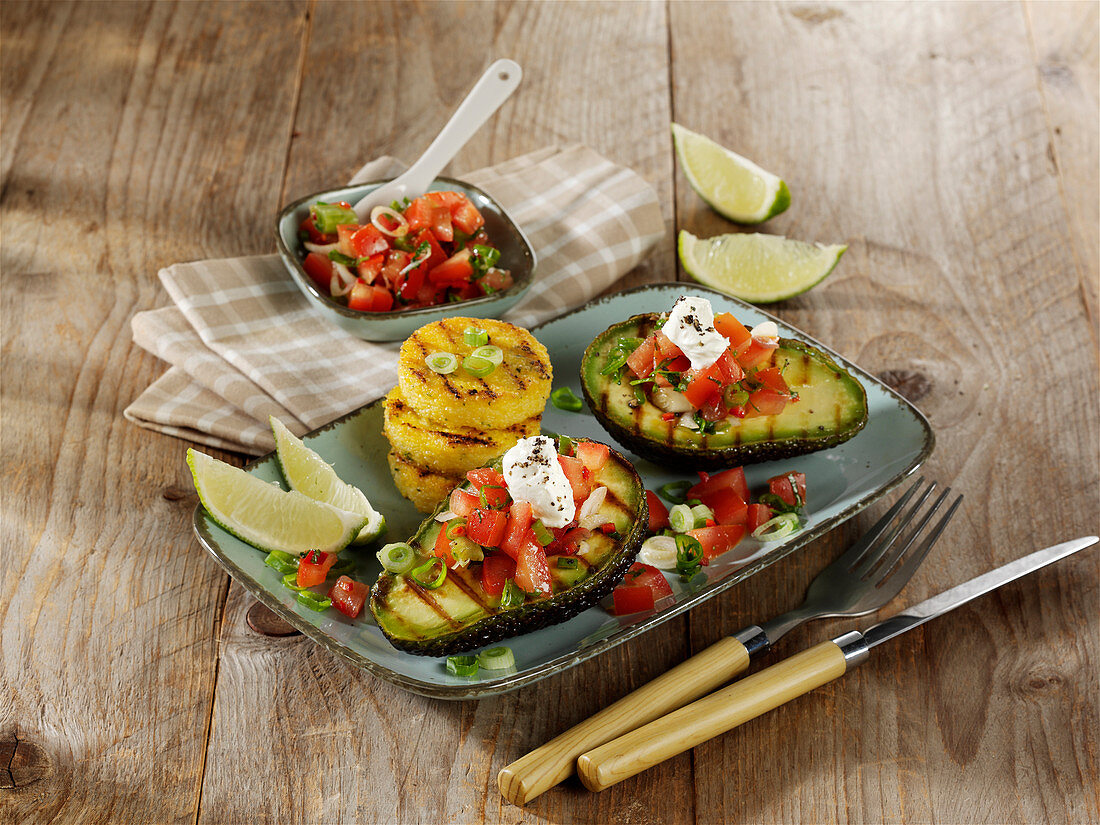 Gegrillte Avocado mit Tomatensalsa