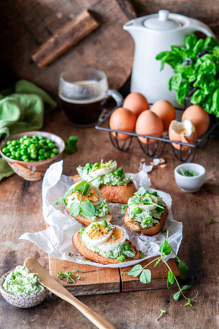 Bruschetta mit Erbsenpüree und gekochtem Ei