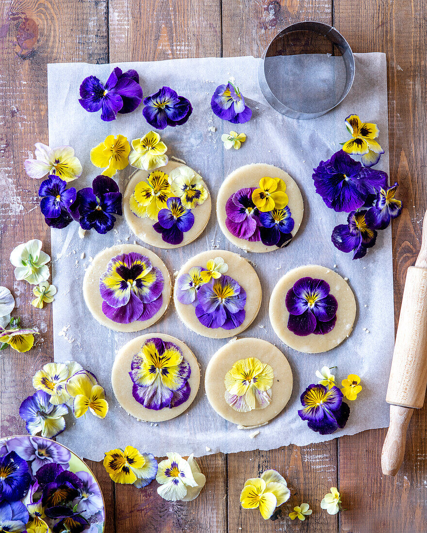 Ungebackene Plätzchen mit Essblüten