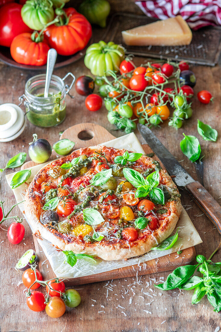 Pizza mit bunten Kirschtomaten