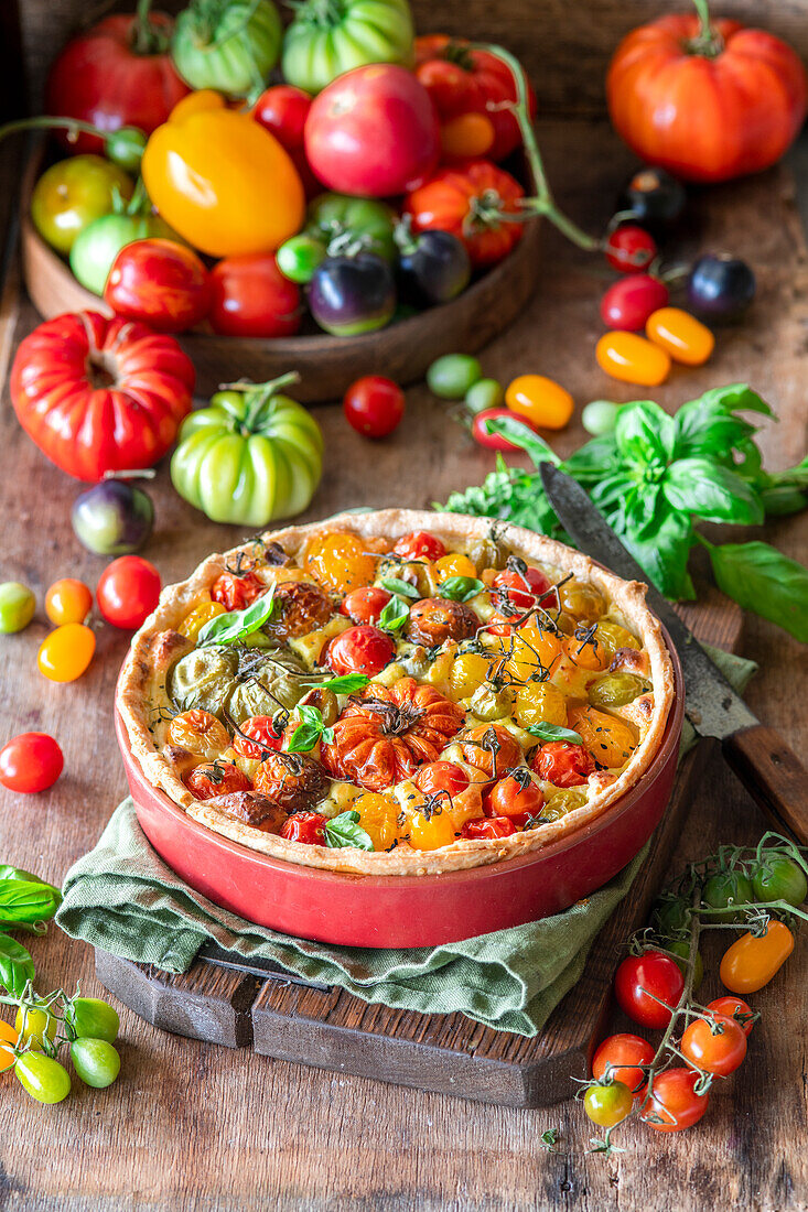 Pie with baked tomatoes