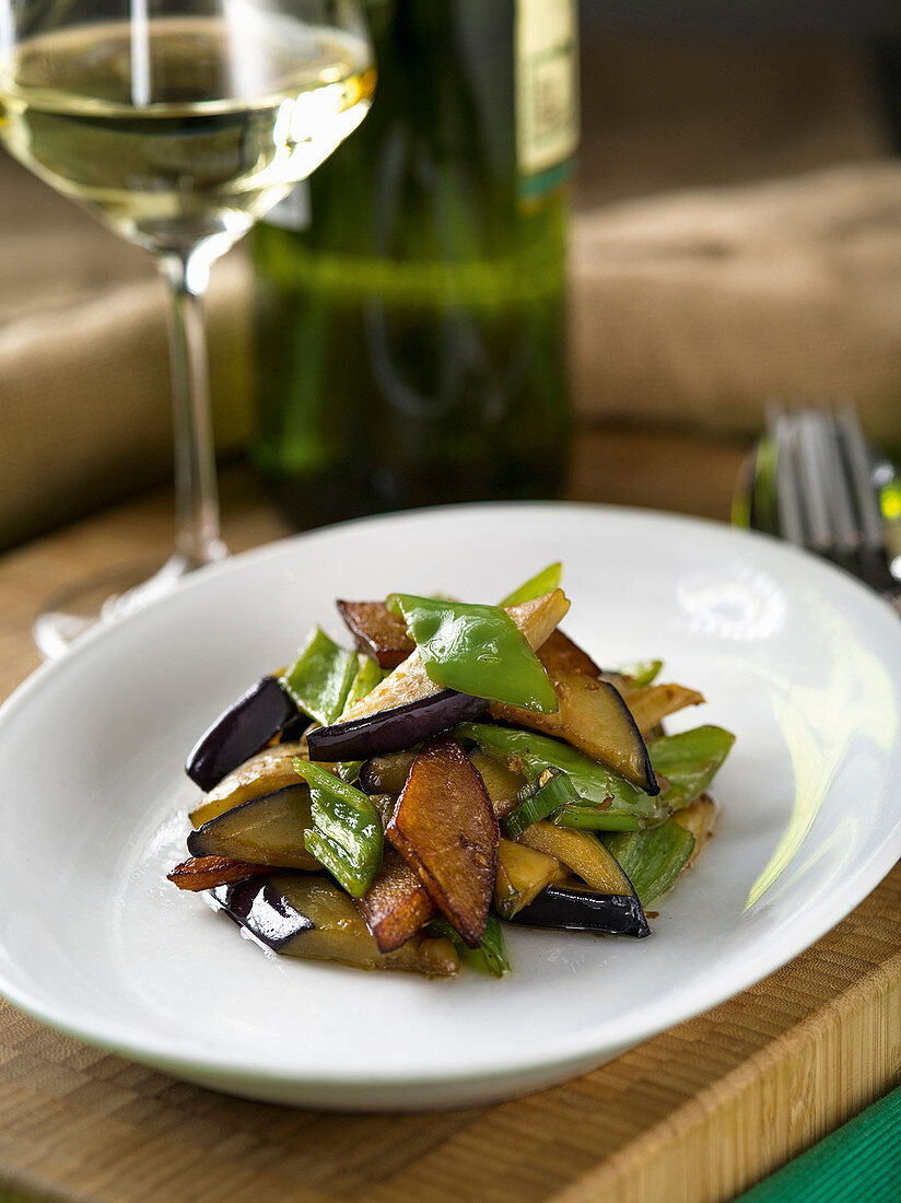 Drei Köstlichkeiten aus dem Garten - Aubergine, Kartoffeln, Peperoni