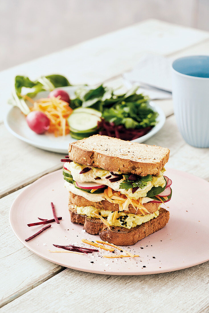 Low Carb Sandwich 'Veggie Style' mit Gemüse, Sesam und Hummus