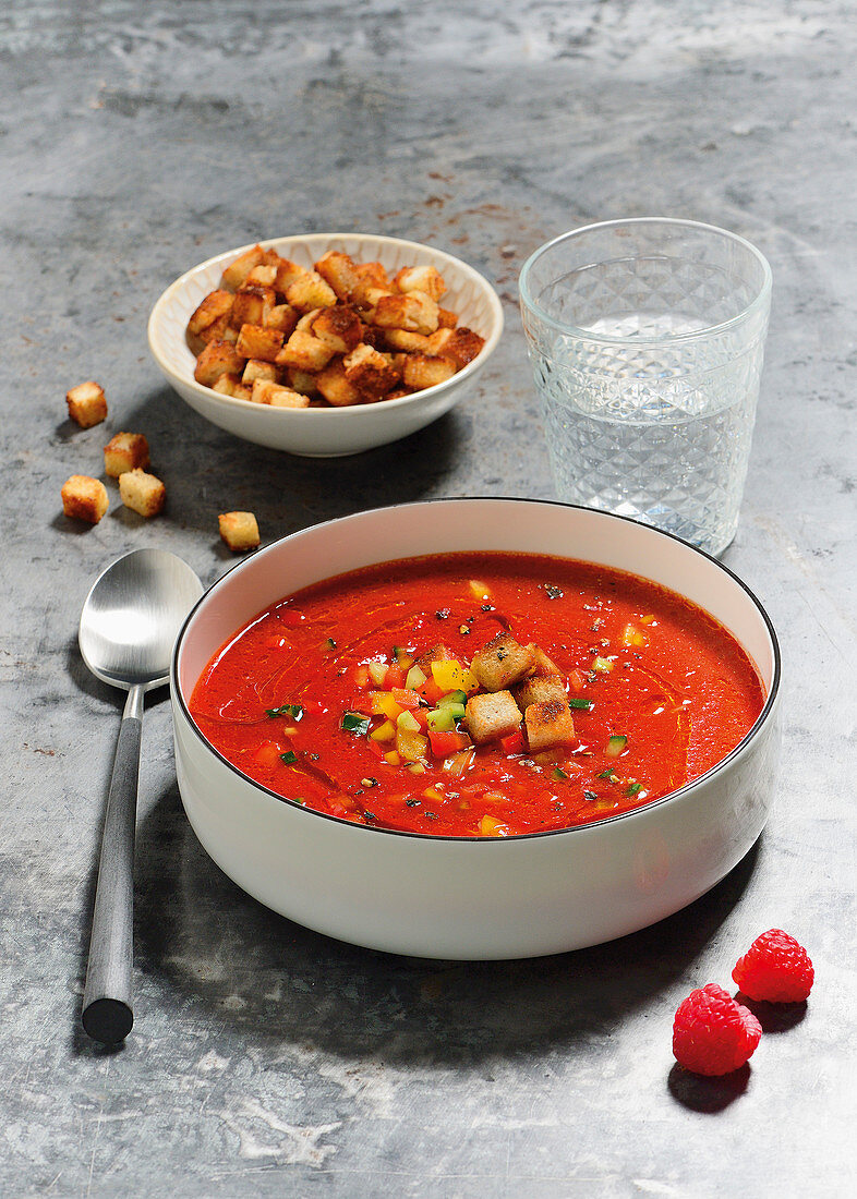 Gazpacho von gegrillter Paprika und Himbeeren