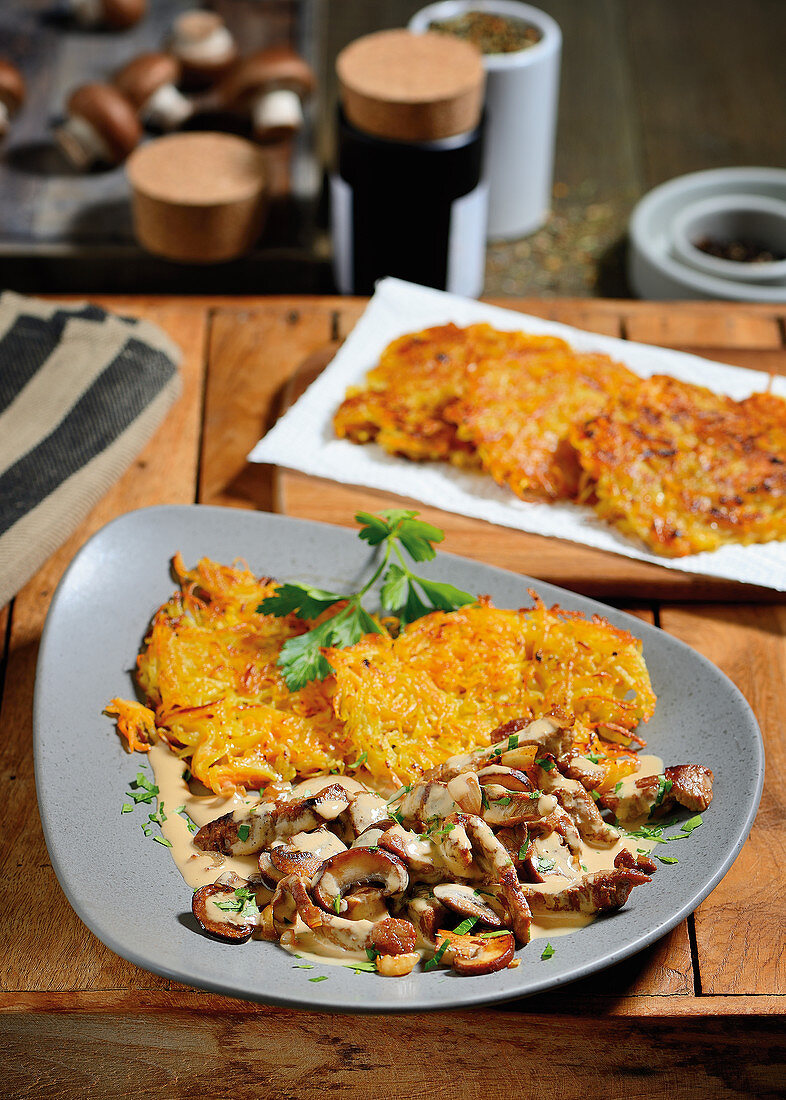 Kalbsgeschnetzeltes mit Kartoffel-Karotten-Rösti