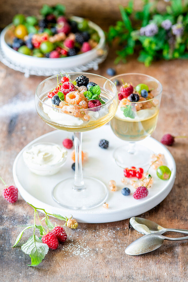 Champagnergelee mit Sommerbeeren