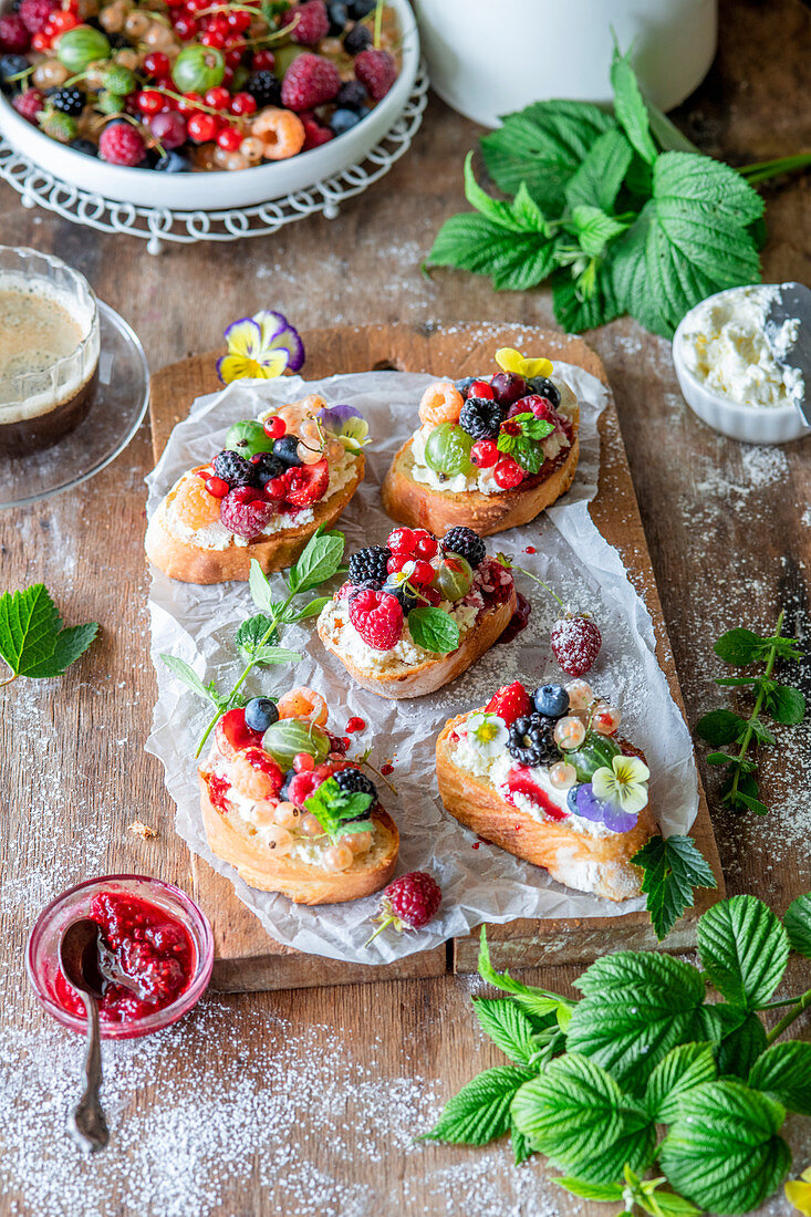 Süße Bruschetta mit Frischkäse und Sommerbeeren