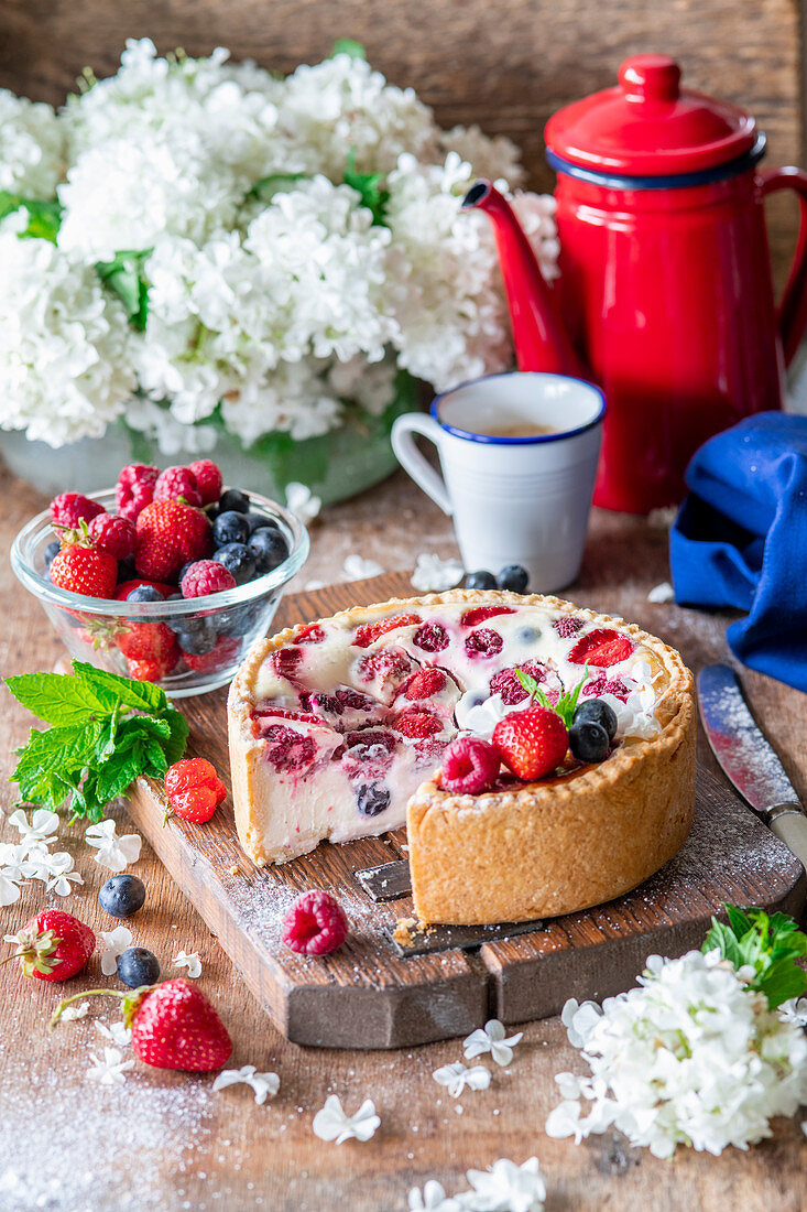 Berry pie with sour cream filling