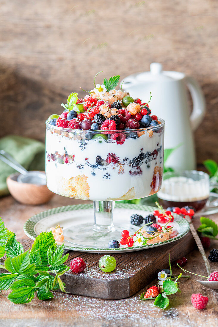 Joghurt-Trifle mit Sommerbeeren