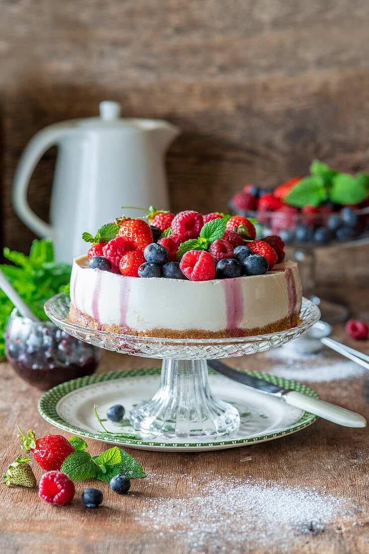 No Bake Cheesecake mit Sommerbeeren