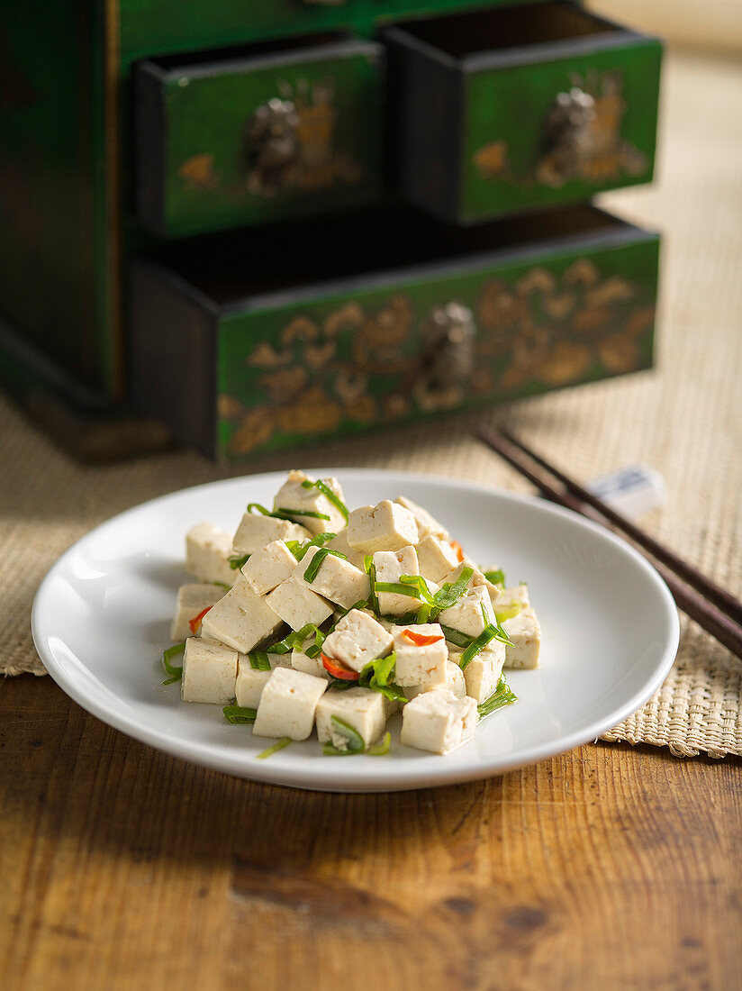 Chinesischer Tofu mit Chili und Frühlingszwiebeln