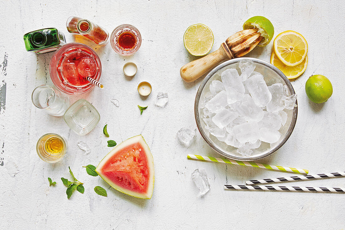 Stilleben mit Zutaten für Drinks mit Schuss