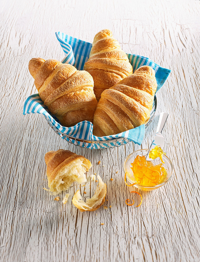 Frische Butter-Croissants mit Orangenkonfitüre