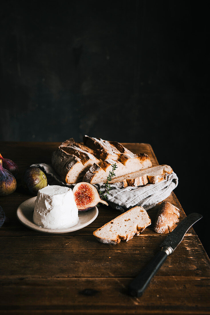 Figs, gread and goat's cheese