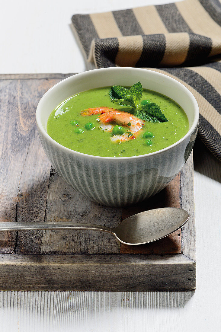 Pea soup with prawns and mint
