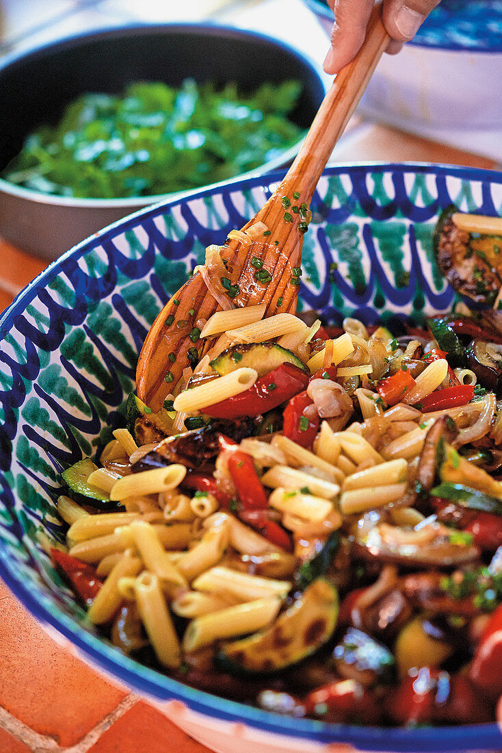 Nudelsalat mit gebratenem Gemüse