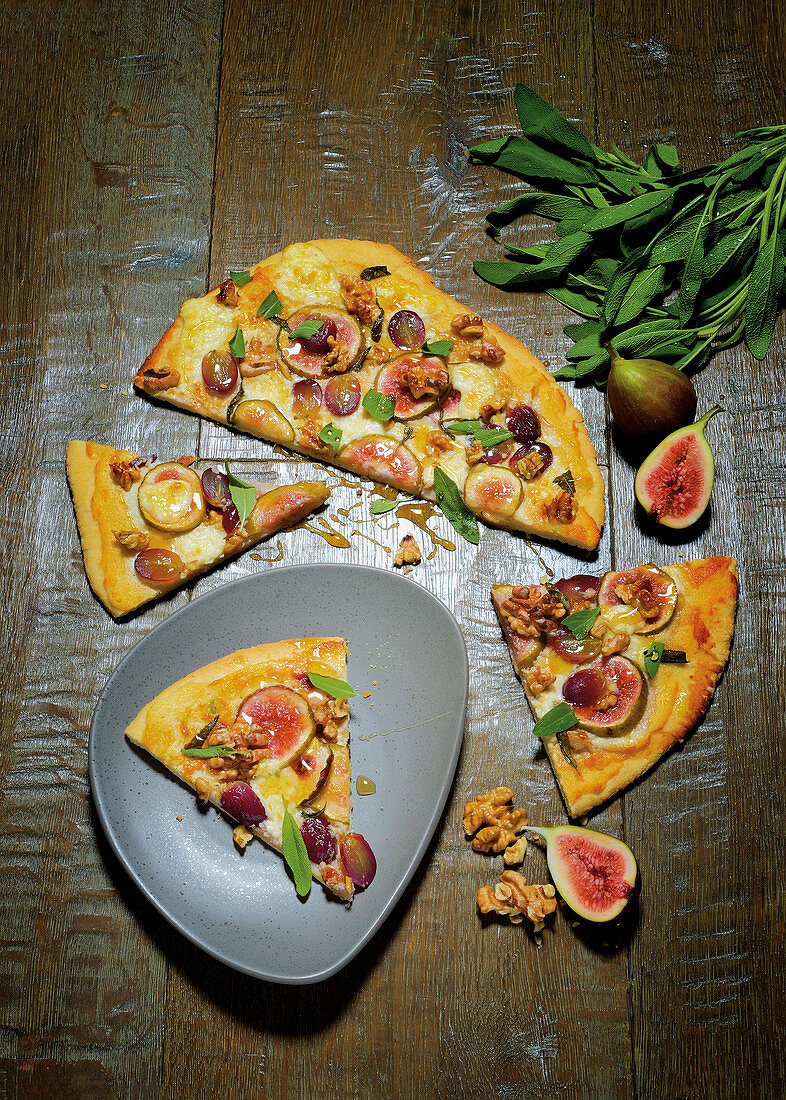 Autumnal pizza with goat's cheese, grapes and figs