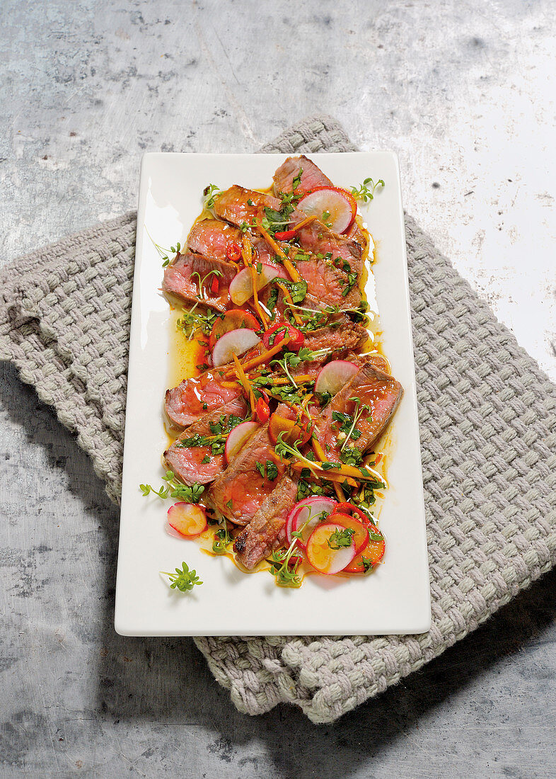 Rinderhüftsteak-Carpaccio mit Ingwer-Chili-Marinade