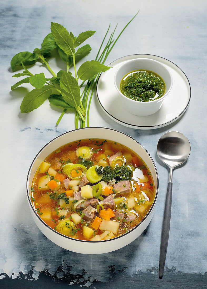 Gemüsesuppe mit Rindfleisch und Pistou