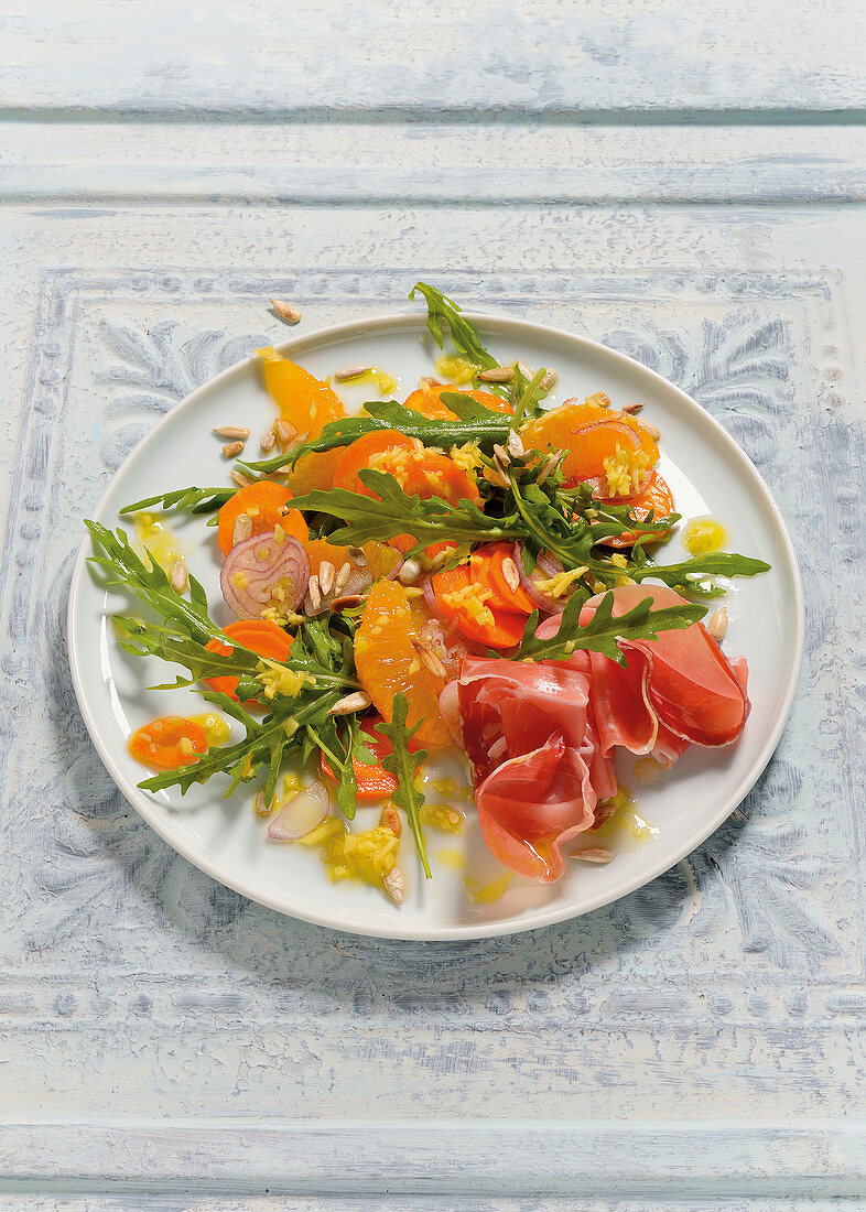 Rocket and carrot salad with oranges and Serrano ham
