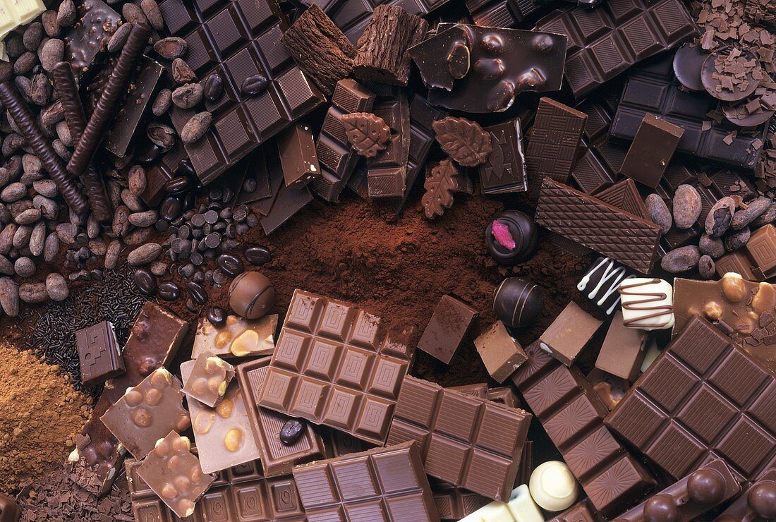 Schokoladenstilleben mit Schokolade, Kakao & Konfekt
