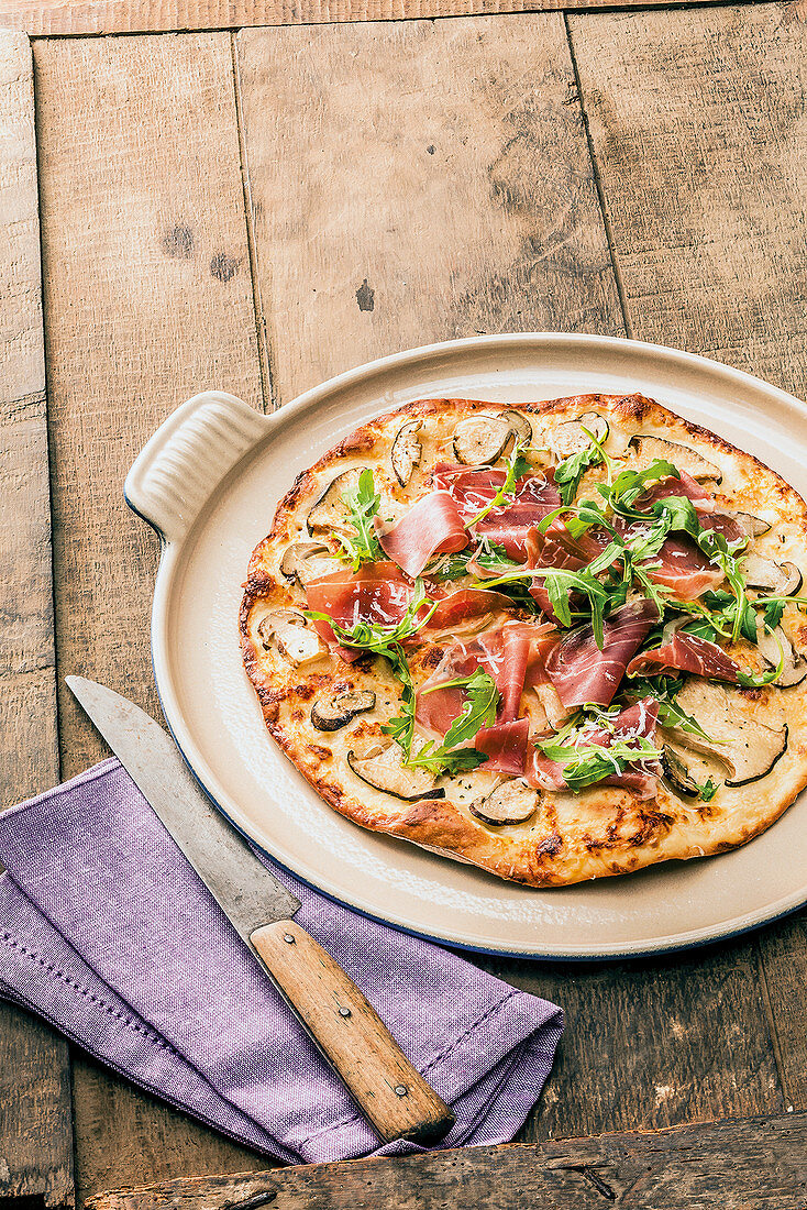 Flammkuchen mit Pilzen, Parmaschinken und Rucola