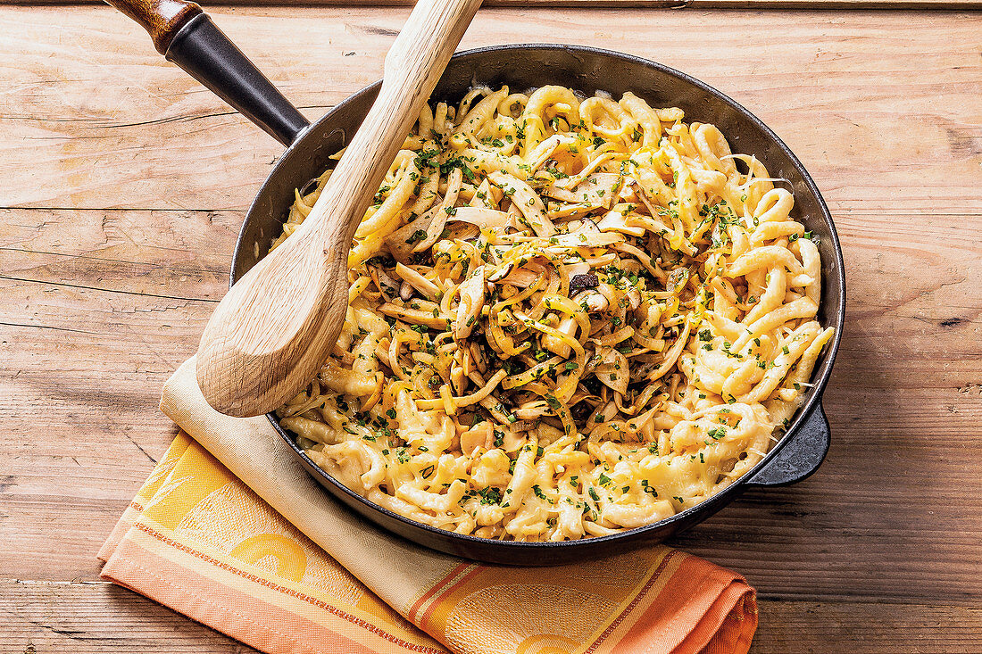 Cheesey Swabian egg noodles with mushrooms and herbs